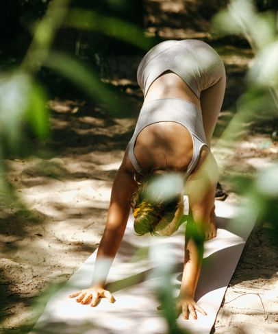 Una donna che pratica yoga