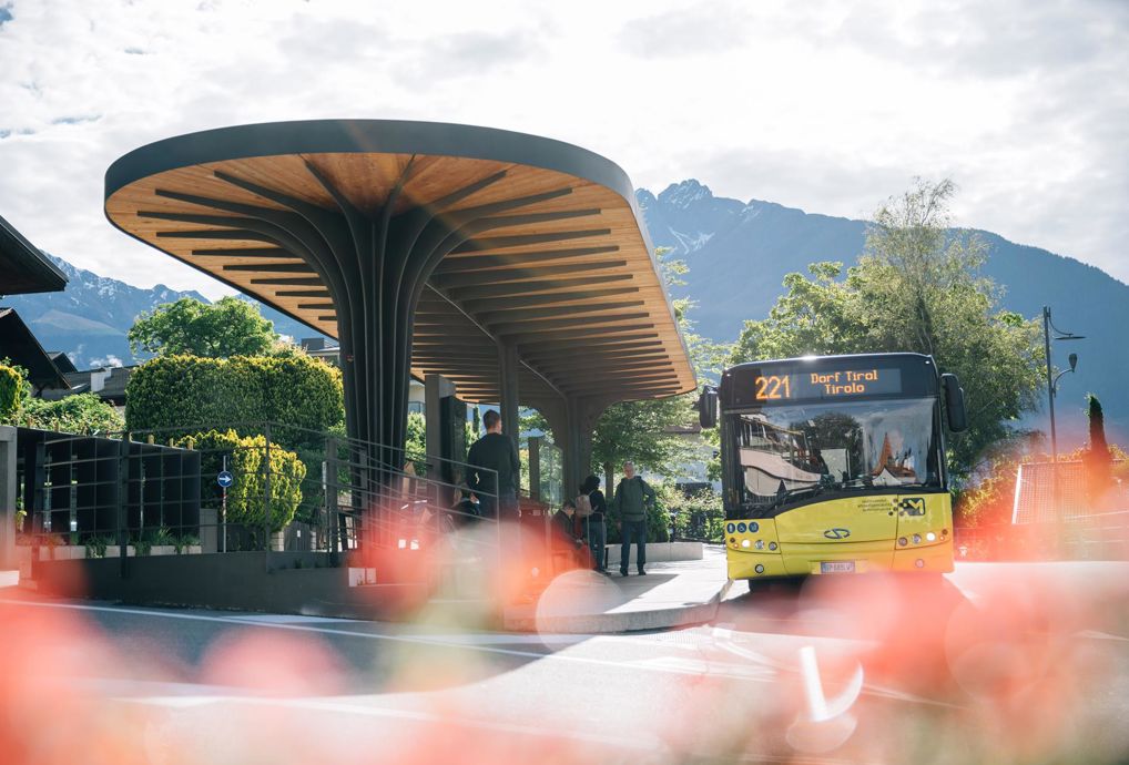 Una fermata dell'autobus a Tirolo