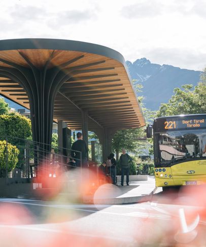 Una fermata dell'autobus a Tirolo