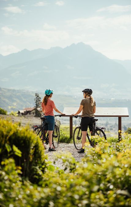 Due donne fanno un giro in mountain bike