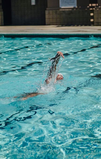 Un uomo che nuota in piscina