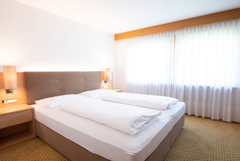 Bedroom with double bed of the Mutspitz Suite