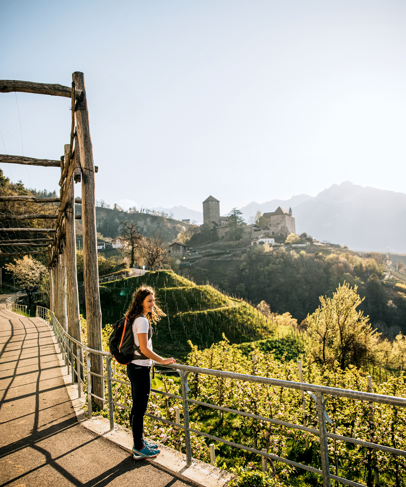 Una donna si gode la vista su Tirolo